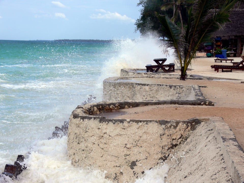 Hochwasser wo sonst breiter, puderiger Sand ist Sultan Sands Island Resort & Spa