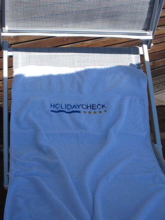 Holidaycheck ist auch am Pool vertreten Residence Beatenhof