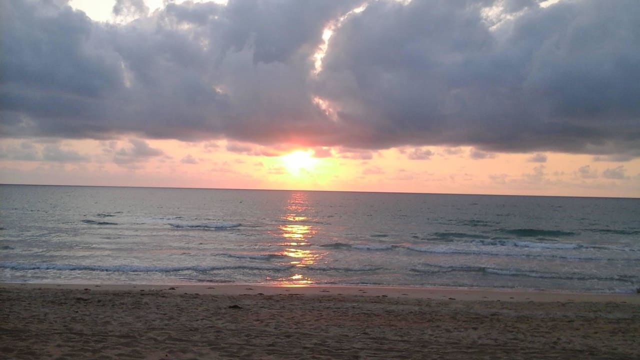 Sonnenaufgang The Fair House Beach Resort