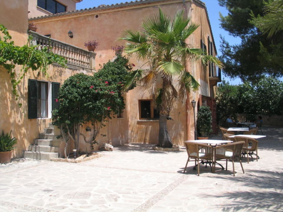 Auch Schatten im Gartenbereich Hotel Sa Galera