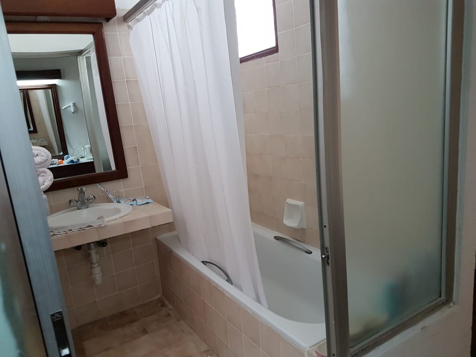 Zimmer Travellers Beach Hotel & Club