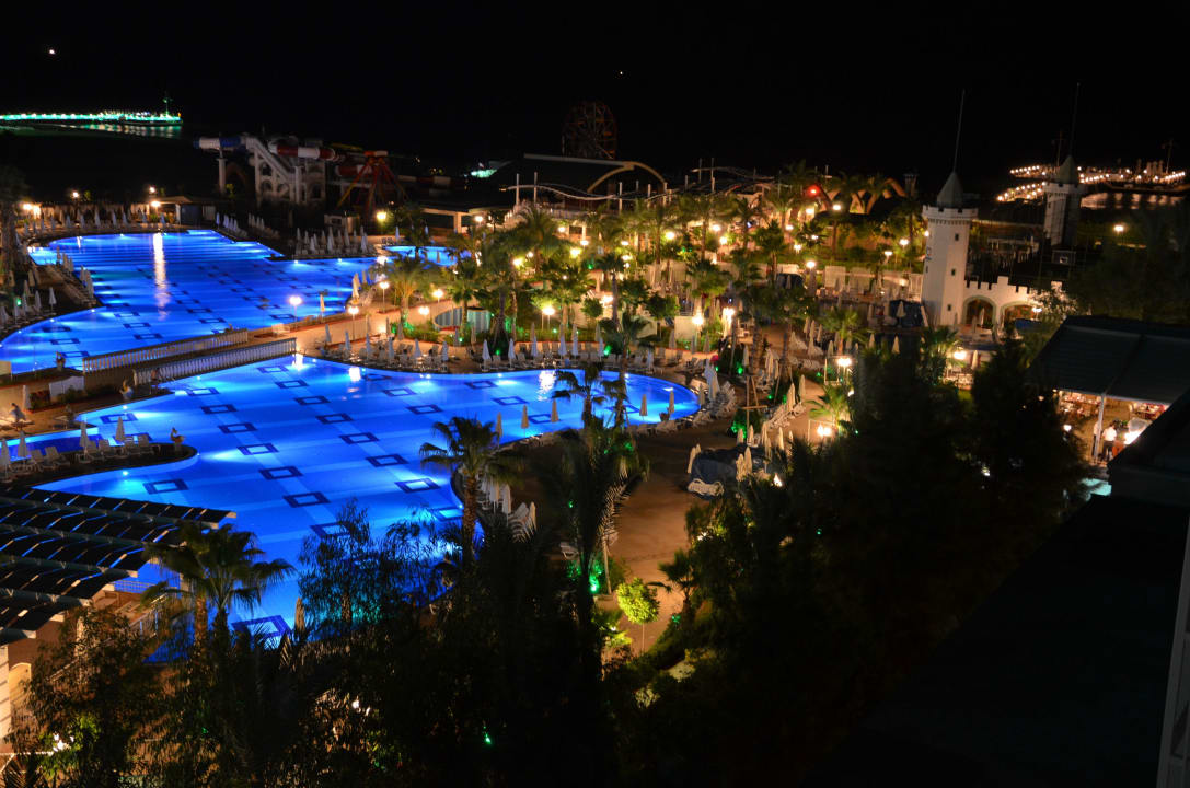 Blick zum Nachbarhotel, welches extrem nah ist Hotel Delphin Diva