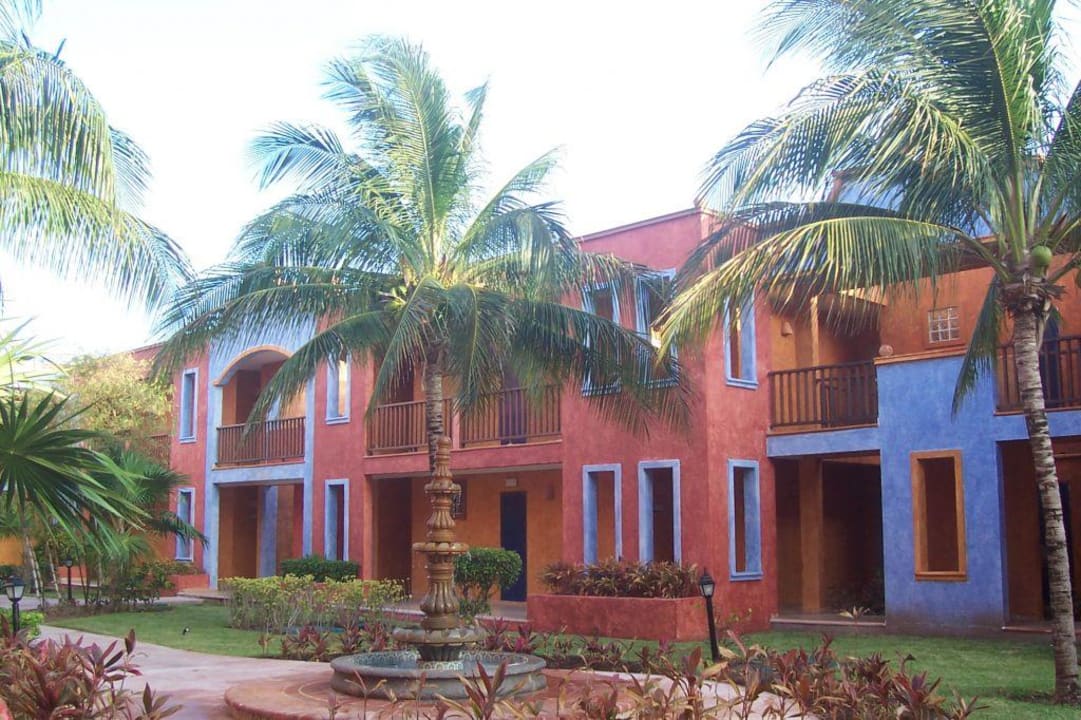 Bunte Wohnblocks hier Kabah Catalonia Playa Maroma