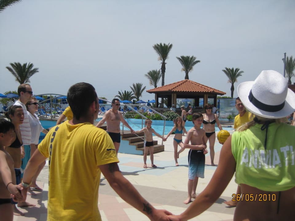 Gäste beim Clubtanz nach dem Poolgame Rodos Princess Beach Hotel & Spa