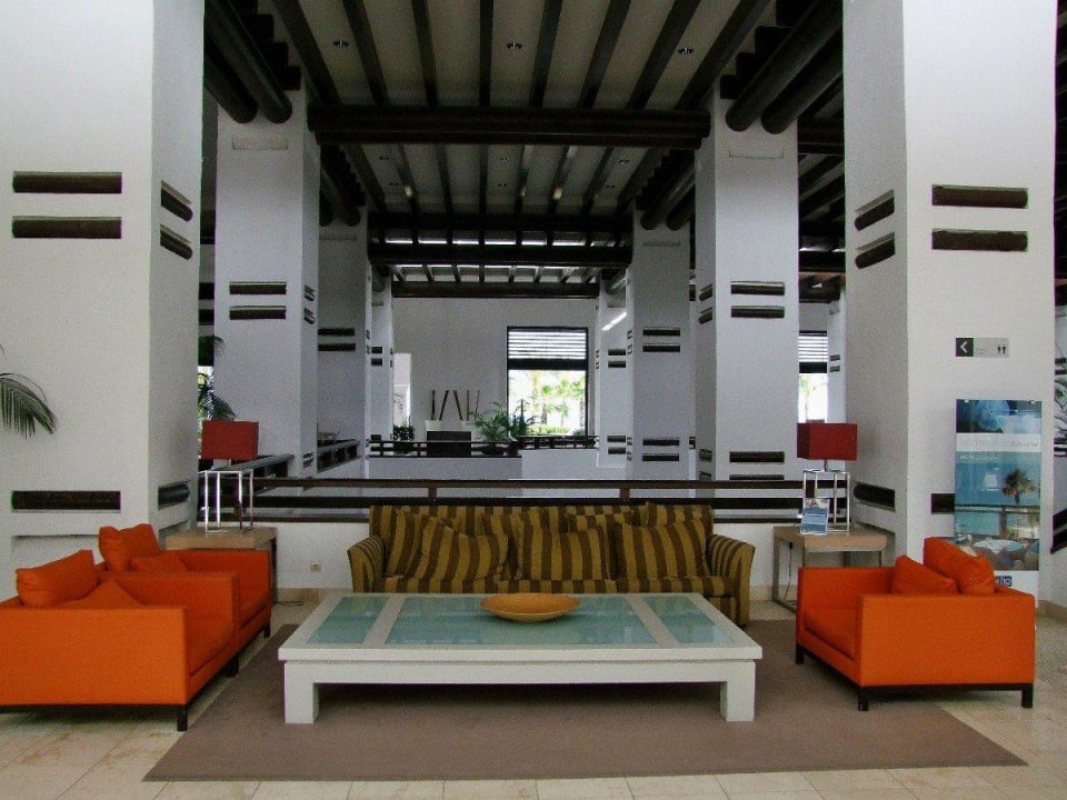 Die Empfangshalle vom Hotel H10 Estepona Palace