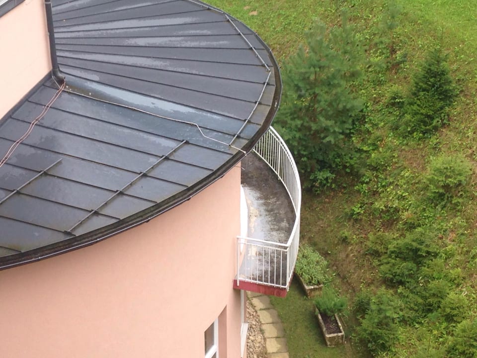 Abgenützter Balkon vom anderen Teil Wellnesshotel Allmer