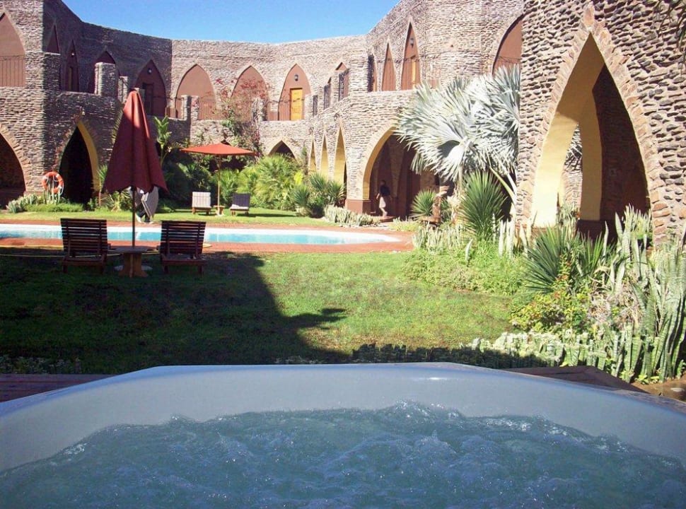 Innenhof Pool mit Garten Le Mirage Desert Lodge & Spa
