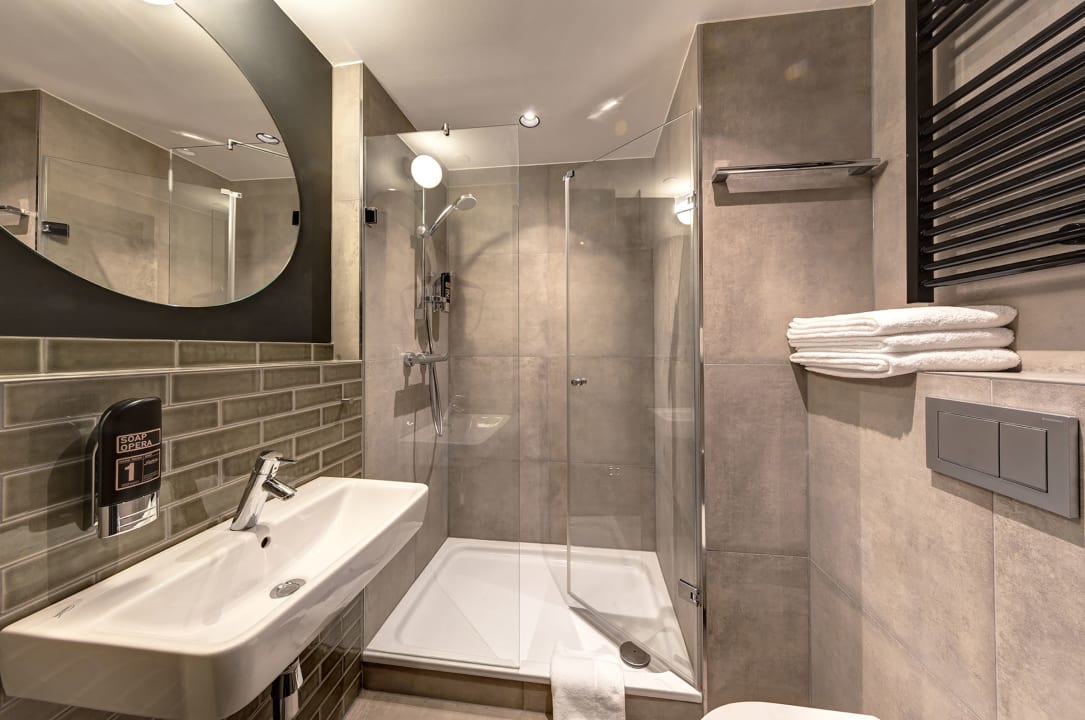 Zimmer Schulz Hotel Berlin Wall at the East Side Gallery