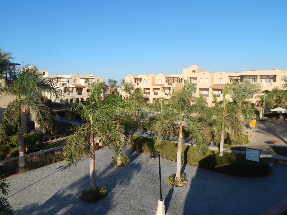 Вид на площадь перед лобби-террасой Stella Garden Resort & Spa, Makadi Bay