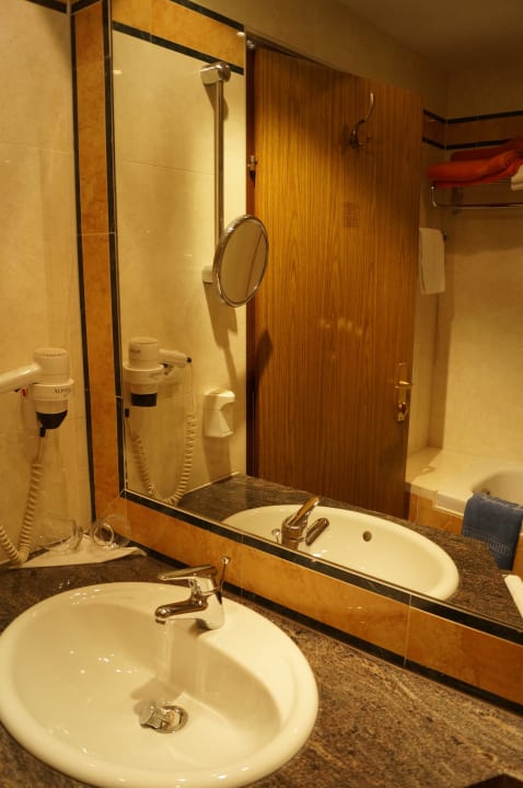 Badezimmer 2 Das Kaltschmid - Familotel Tirol