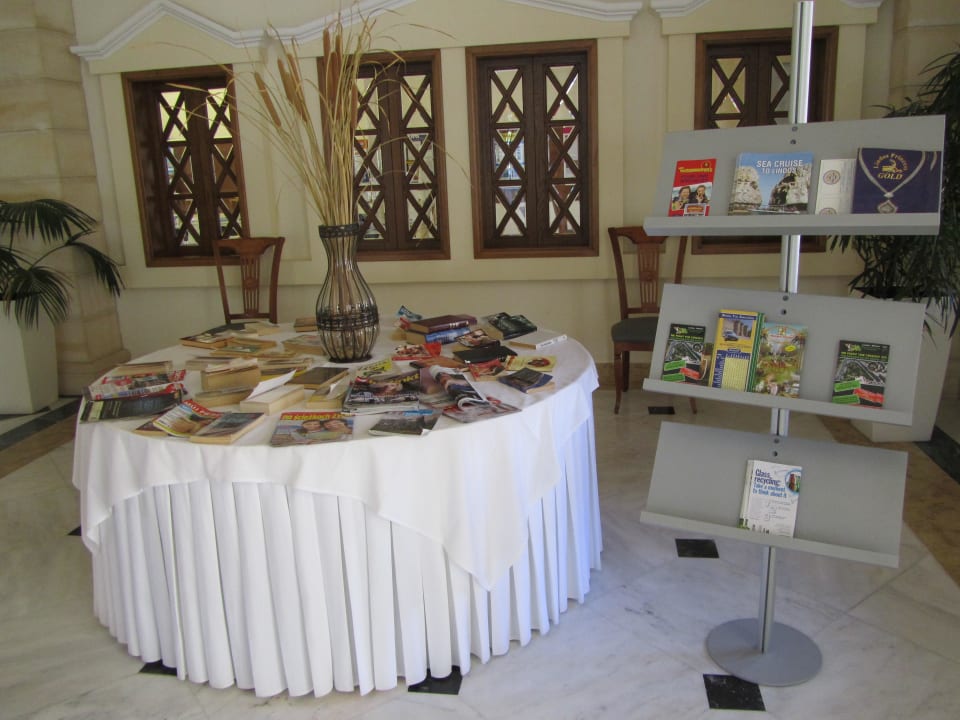 EG-Tisch für gelesene Bücher Lindos Princess Beach Resort & Spa