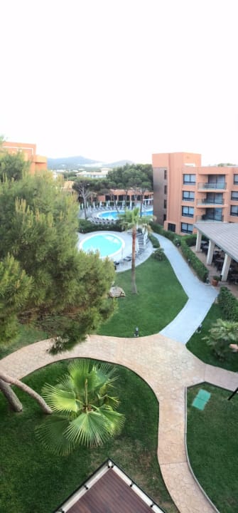 Blick vom Balkon auf Pools und Restaurant  Protur Turo Pins Hotel