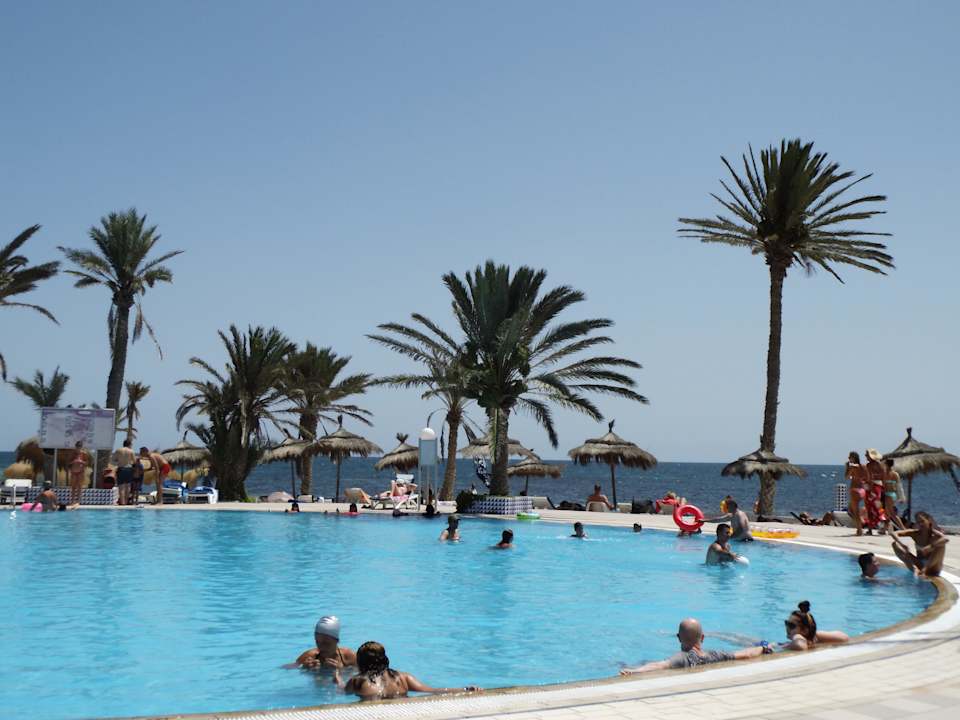 Pool mit Meer Hotel El Mouradi Djerba Menzel