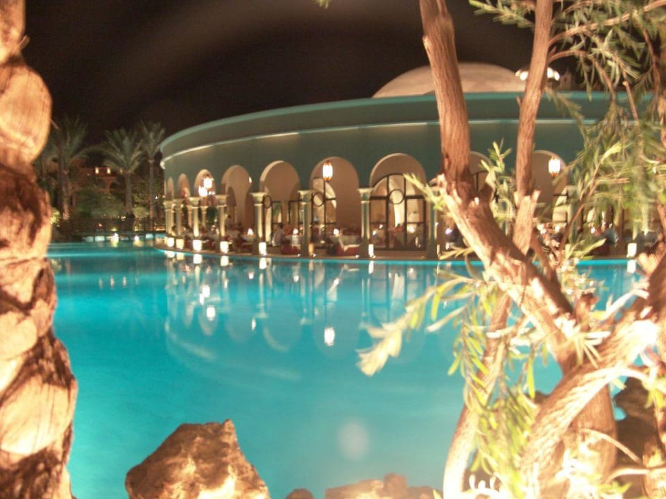 Poolanlage bei Nacht Makadi Palace