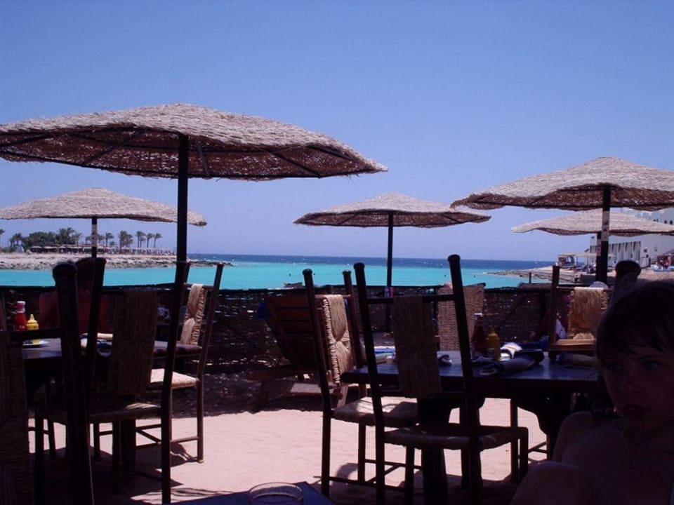 Mittagessen bei dem Panorama am Strand. Einmalig Arabella Azur Resort