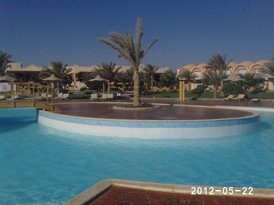 Eine kleine Insel am Pool zur Poolbar Three Corners Sea Beach Resort