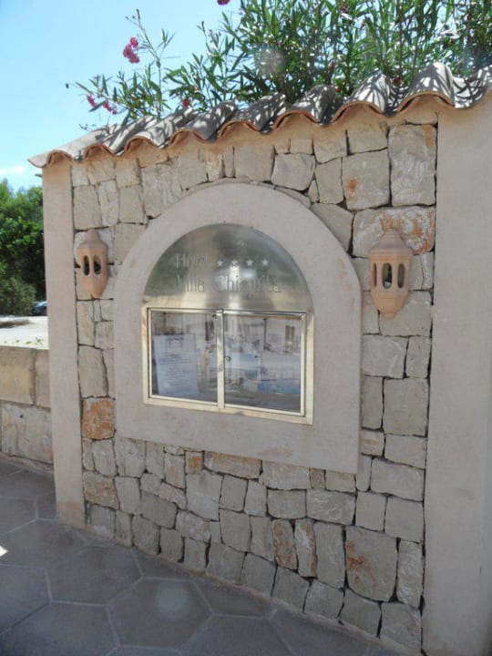 Infokasten an der Hotelzufahrt Villa Chiquita