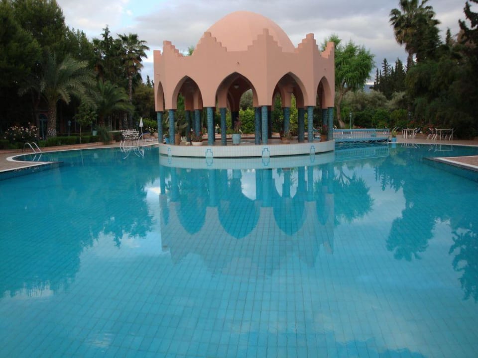 Der Pool mit Pavillon Hotel Le Tazarkount