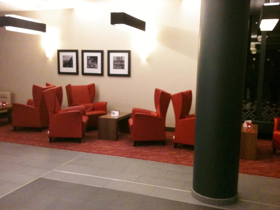 Rechts Hampton by Hilton Berlin City West