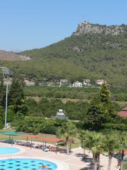 Blick vom Balkon Limra Park auf die Berge und auf den Pool Limak Limra Hotel & Resort