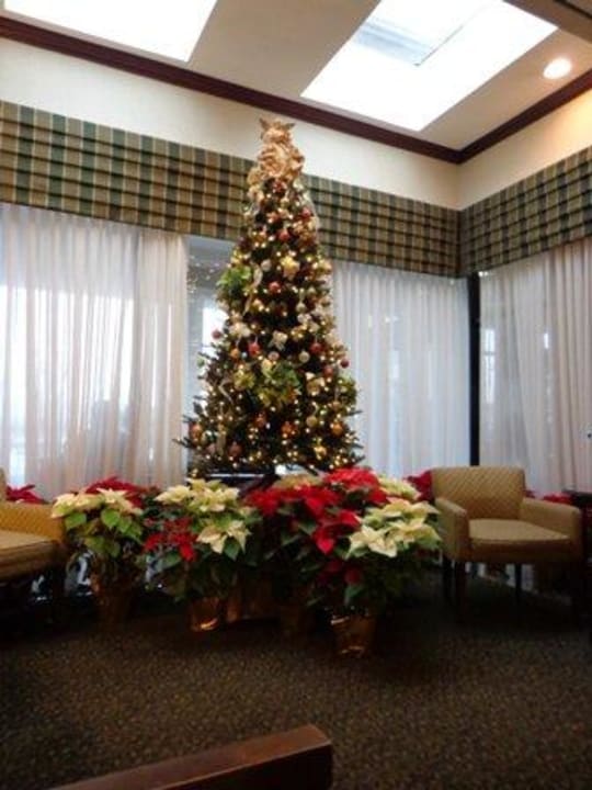 Lobby weihnachtlich geschmückt Holiday Inn Hasbrouck Heights