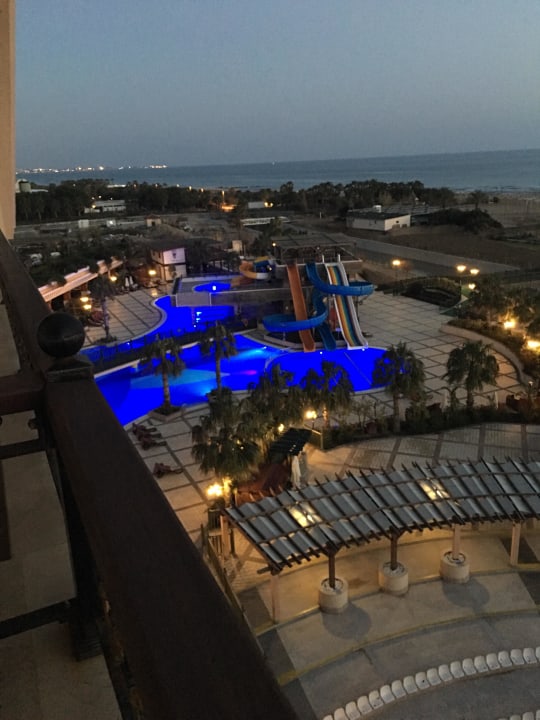 Pool abends Diamond Excellence Resort & Spa
