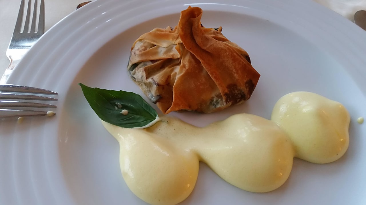 Zucchini-Ziehteigtaschen mit Weißweinsabaione.  Vitalhotel Rainer