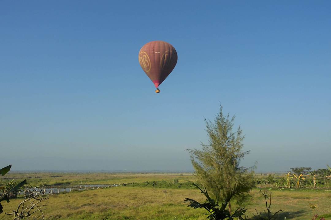 Seltener Anblick: ein Fesselballon vor dem Hotel. Amata Garden Resort