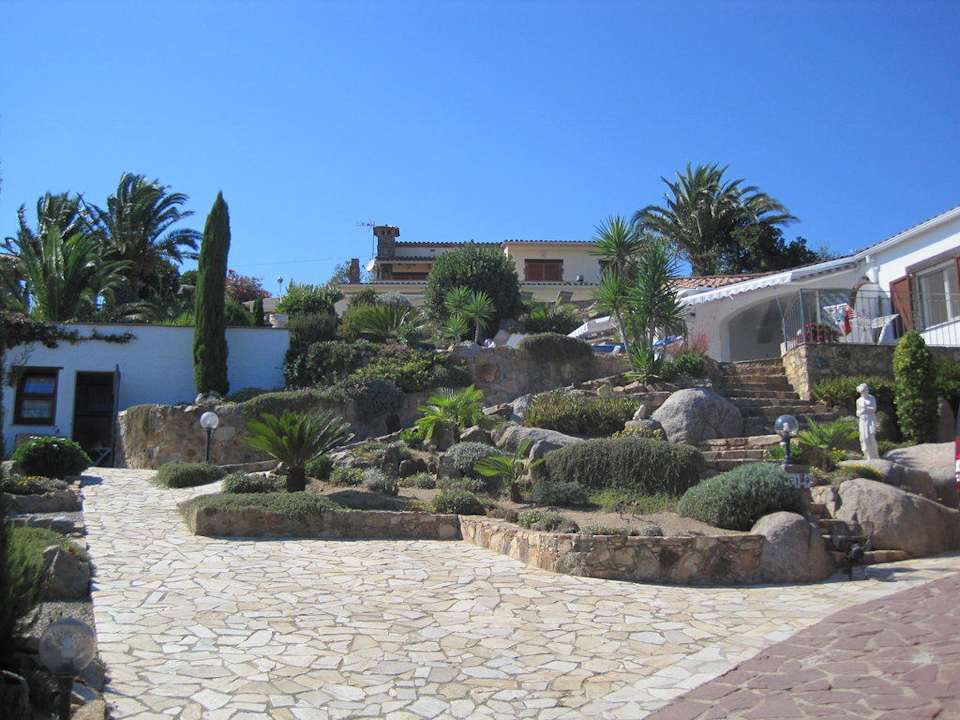 Blick von der Auffahrt hoch zum "Casa Jaro" Ferienhaus Casa Jaro