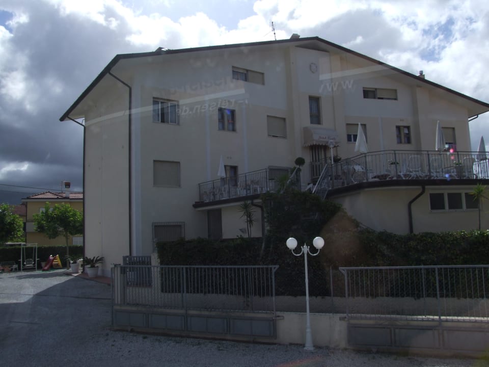 Das Hotel von außen, anscheinend frisch gestrichen Hotel Peselli