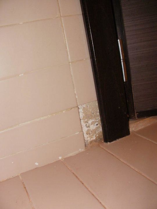 Fehlende Fliesen im Bad Hotel Rosa Beach