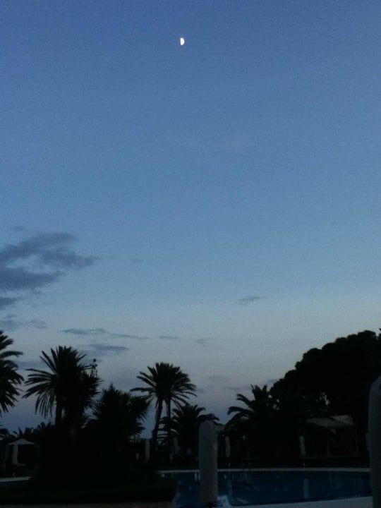 Mond über Poolanlage Oceana Hotel & Spa