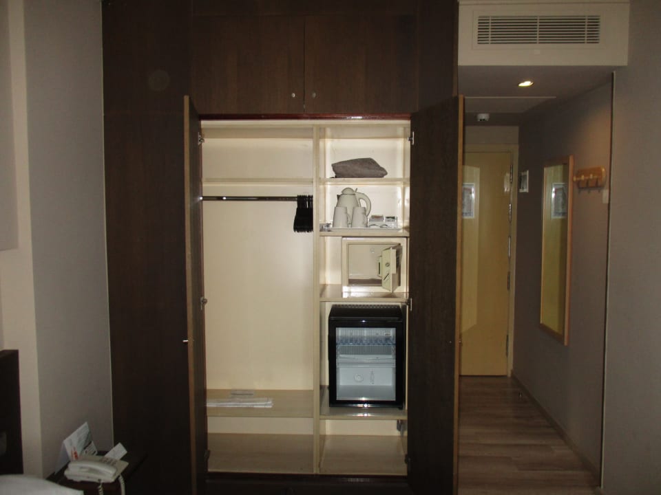 Zimmer 215 (geöffneter Schrank und Flur) Corallium Beach by Lopesan Hotels - Adults only