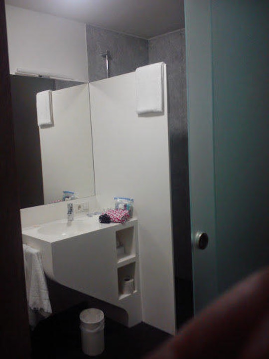 Blick ins Bad, Dusche hinter der Wand Parkhotel Pfarrkirchen