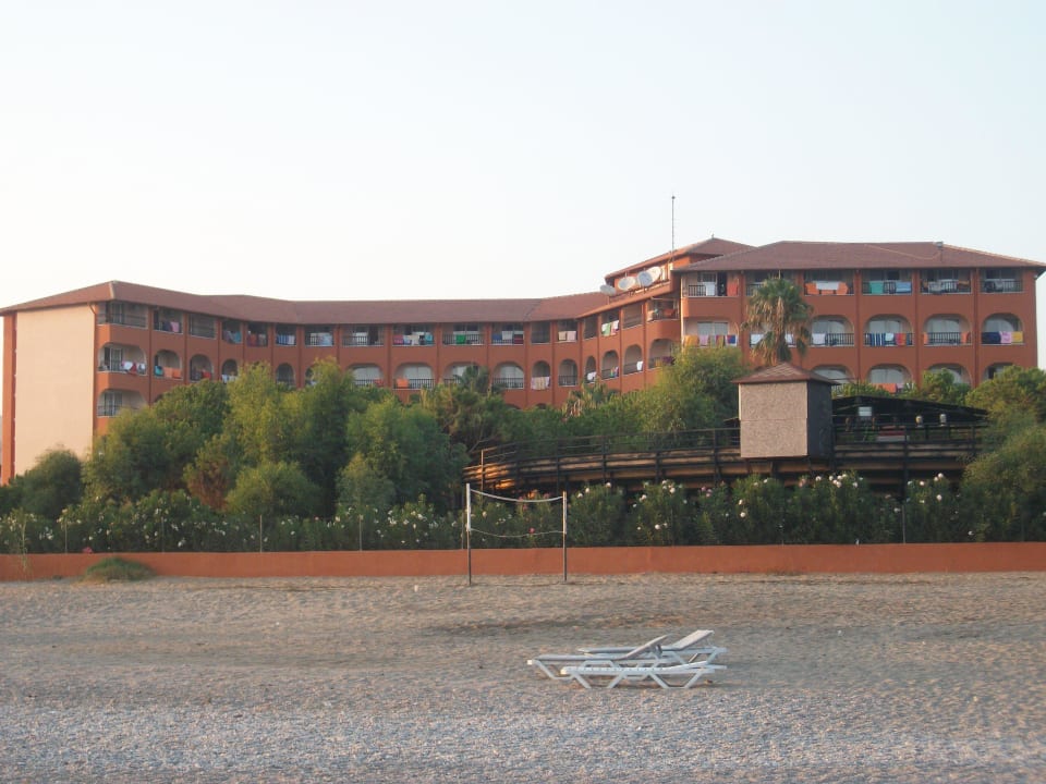 Der Hotelstrand mit Ausblick auf das Hotel Club Turtas Beach Hotel