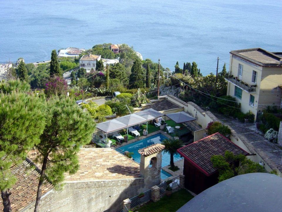 Blick in den Garten mit Pool Hotel Villa Carlotta