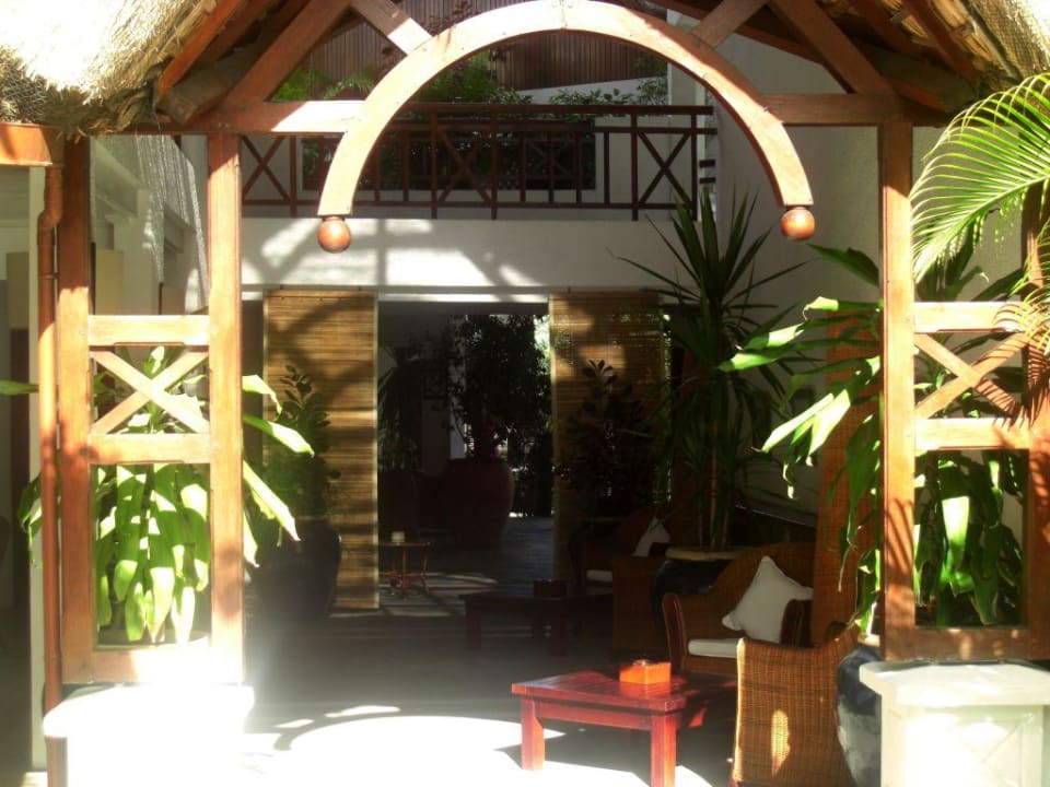 Weg vom inneren des Hotels zur Lobby Veranda Palmar Beach Hotel