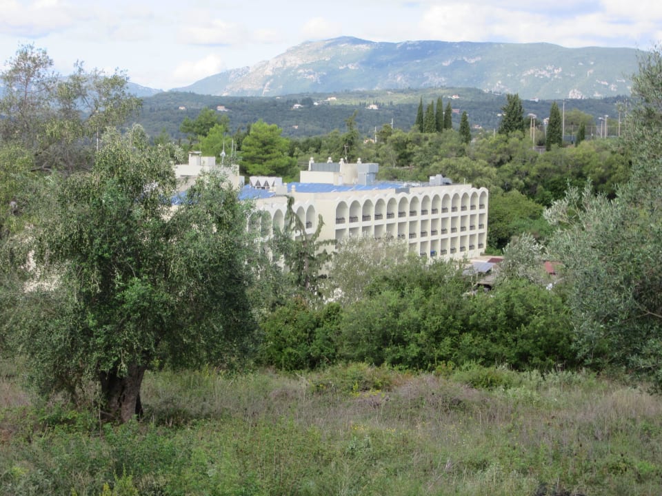 Von einer Anhöhe aus fotografiert Grecotel LUXME Daphnila Bay