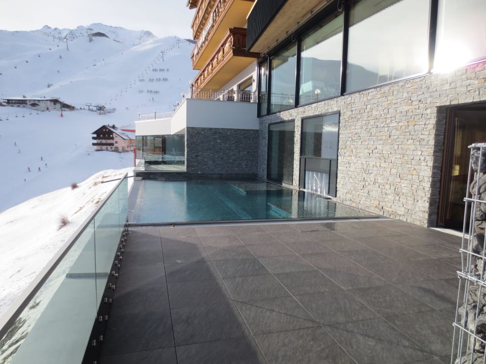 Pool mit Blick auf die Piste Hotel Schöne Aussicht - adults only