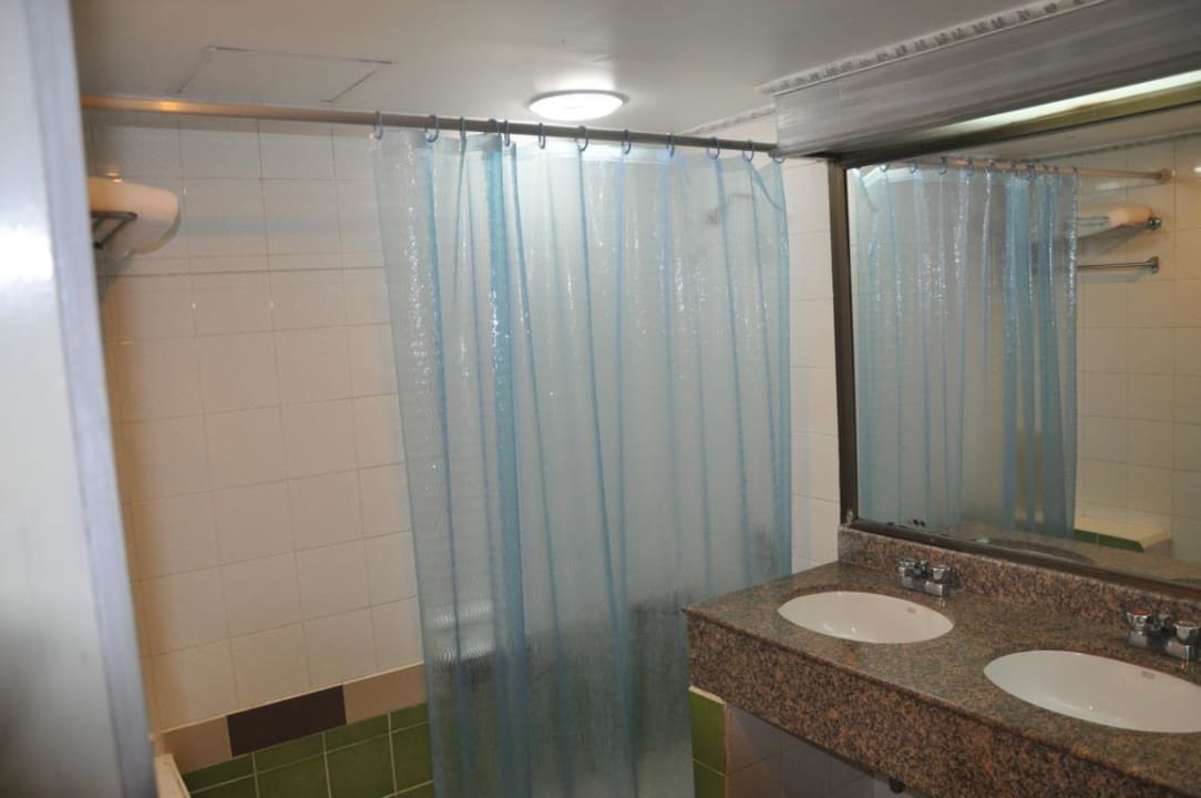 Ordentlich grosses Bad Basaya Beach Hotel & Resort