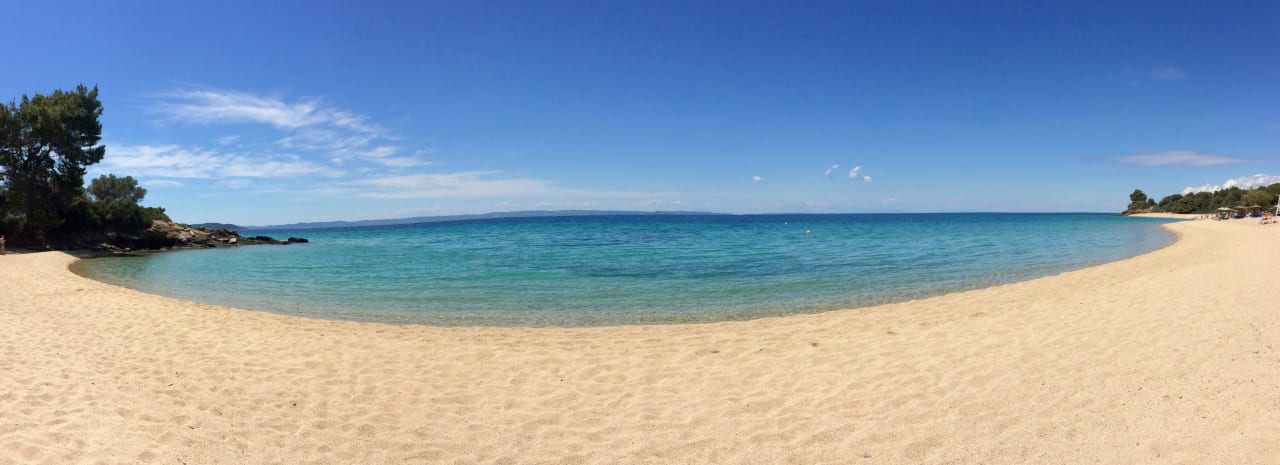 Wunderschöner Strand mit kristallklarem Wasser  Hotel Lagomandra Beach