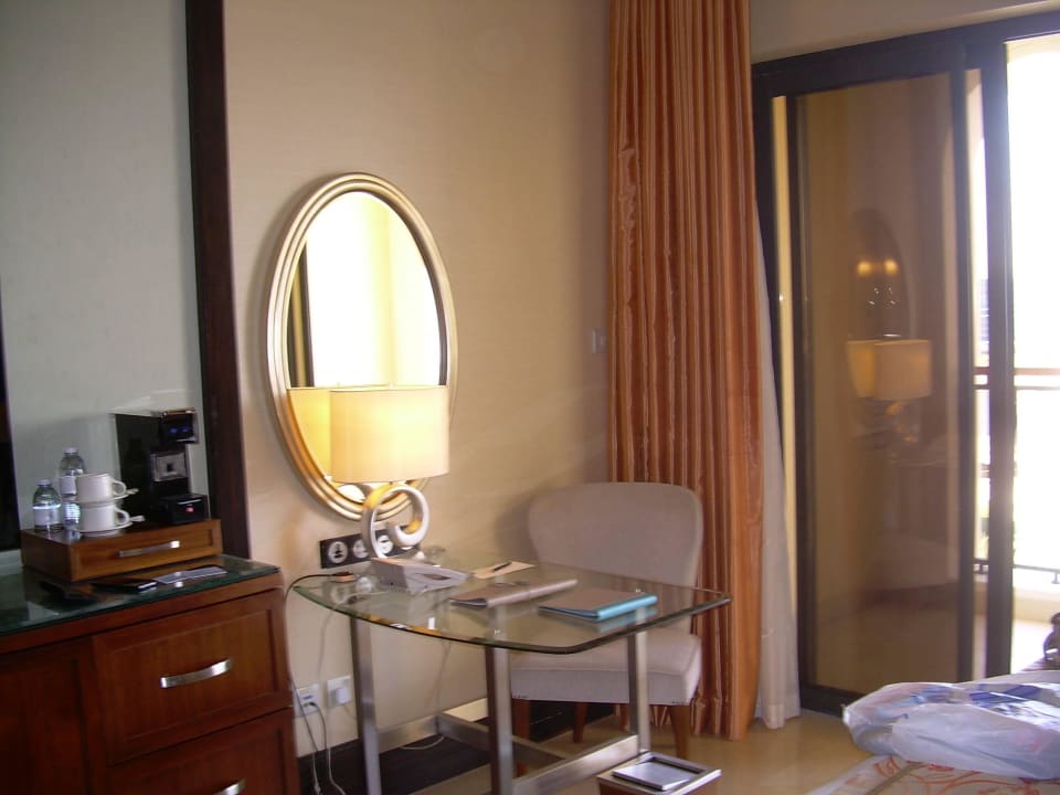 Kleiner Schreibtisch The Ritz-Carlton Abu Dhabi Grand Canal