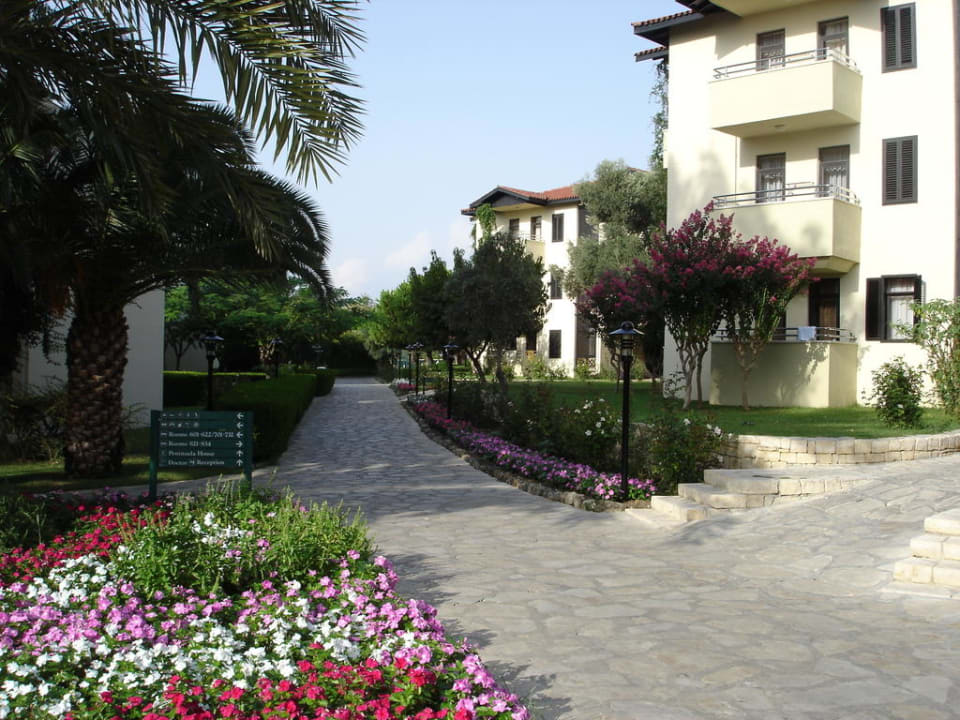 Weg vom Hauptrestaurant zur Lobby Melas Holiday Village
