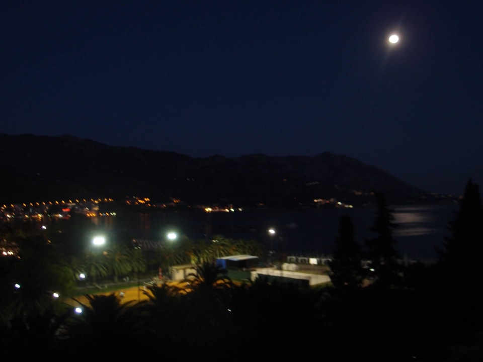 Ausblick bei Nacht Iberostar Waves Bellevue