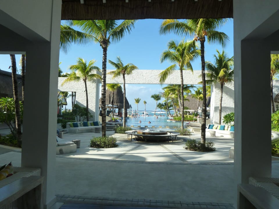 Blick von der Empfangshalle zum Pool Ambre Mauritius