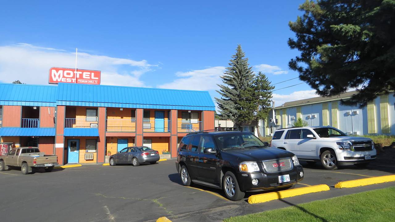 Motelgebäude und Parkplatz Motel West