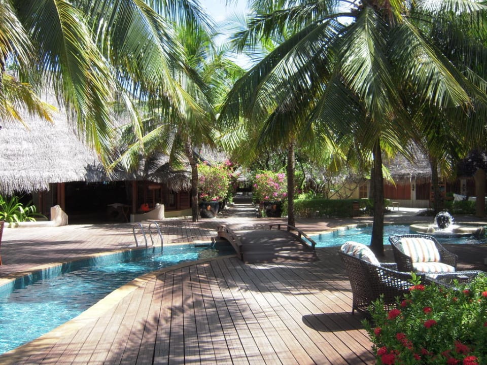 Weg zum Hauptrestaurant Six Senses Kanuhura