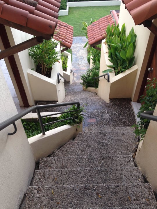 Sehr steile Treppen zu den Zimmern Hillside Beach Club