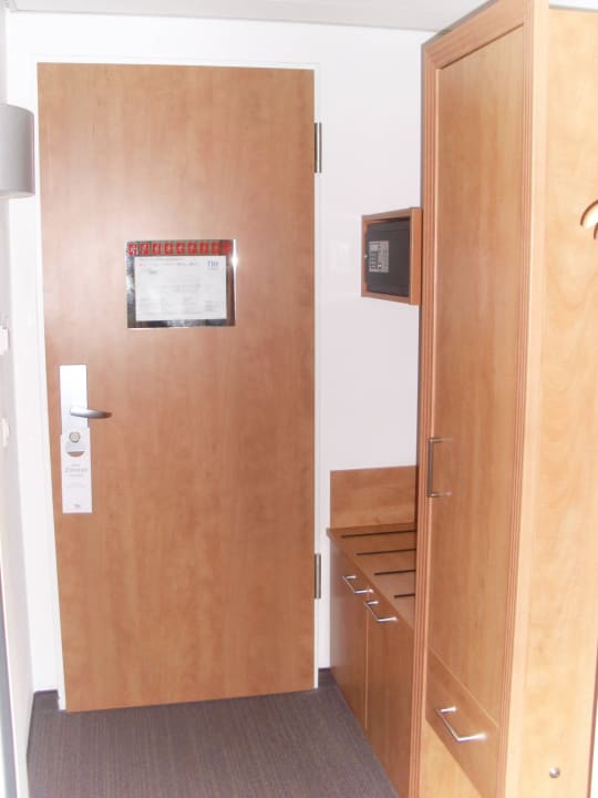 Kofferablage, Safe und Kleiderschrank NH Hamburg Horner Rennbahn