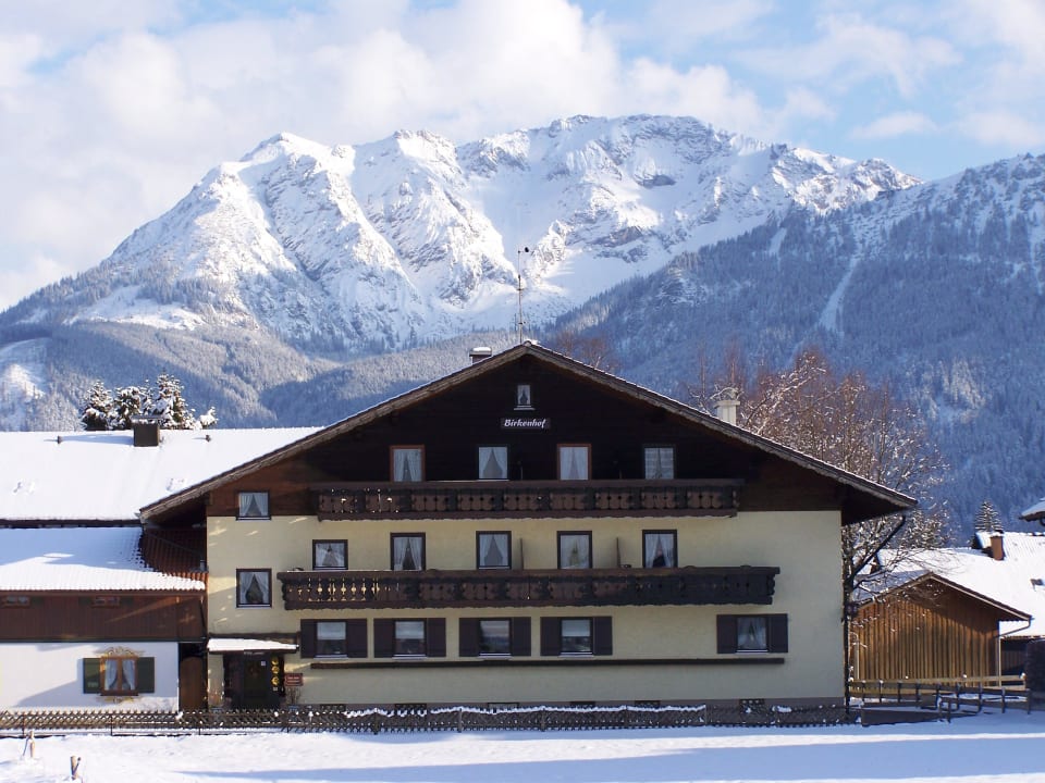 Nordseite des Hotels mit Blick aufs Bergmassiv Hotel Birkenhof